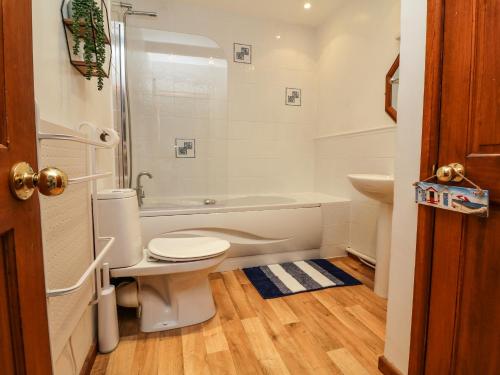 Ένα μπάνιο στο Ash Cottage