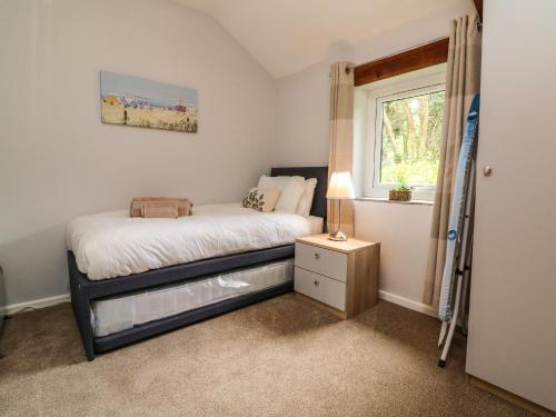 Un pat sau paturi într-o cameră la Ash Cottage