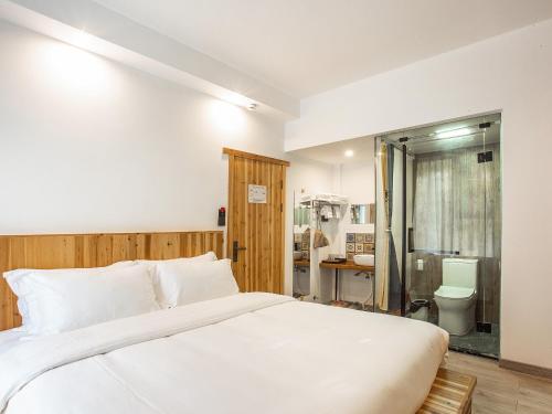 Una cama o camas en una habitación de Cloudy Warm Hotel - Huangshan Scenic Area Transfer Center Branch