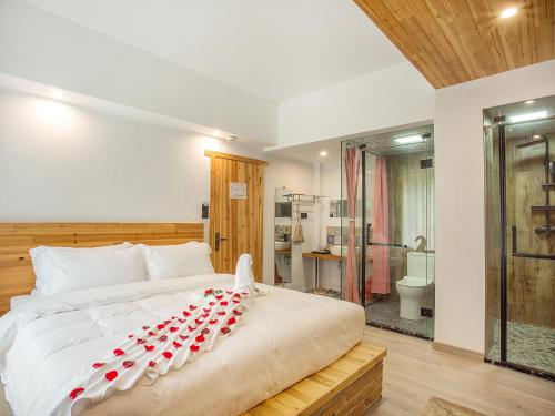 Una cama o camas en una habitación de Cloudy Warm Hotel - Huangshan Scenic Area Transfer Center Branch