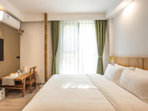Una cama o camas en una habitación de Cloudy Warm Hotel - Huangshan Scenic Area Transfer Center Branch