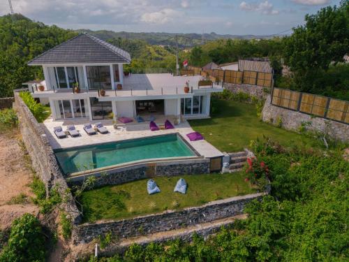 een luchtfoto van een huis met een zwembad bij Villa Santosa Heights in Kuta Lombok