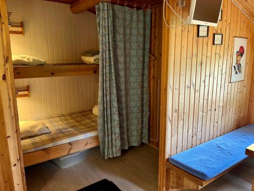 Zimmer mit 2 Etagenbetten in einer Hütte in der Unterkunft Fjällhalsen Cottages in Fjällhalsen