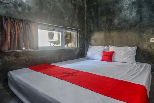 Postel nebo postele na pokoji v ubytování RedDoorz near Jumbo Mall Sragen