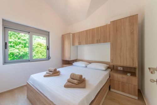 Ένα ή περισσότερα κρεβάτια σε δωμάτιο στο Donja Lastva Panoramic Views