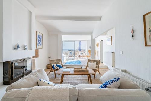 un salon avec un canapé et une table dans l'établissement Le Rooftop par Dodo-a-Cassis, à Cassis