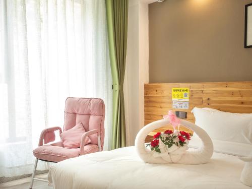Una cama o camas en una habitación de Cloudy Warm Hotel - Huangshan Scenic Area Transfer Center Branch