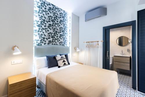 Posteľ alebo postele v izbe v ubytovaní Apartamentos El Patio, Plaza Mayor Trujillo