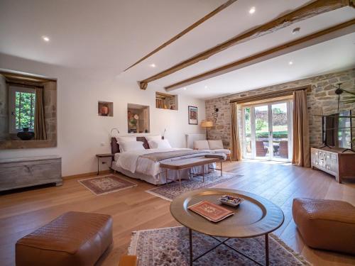 une chambre avec un lit et un salon dans l'établissement VILLA MARCAUSI, à Lissac et Mouret