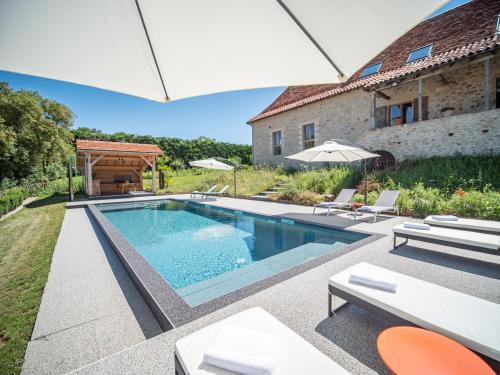 une piscine devant une maison dans l'établissement VILLA MARCAUSI, à Lissac et Mouret