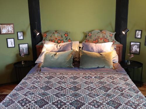 Un pat sau paturi într-o cameră la Alban Berg Villa
