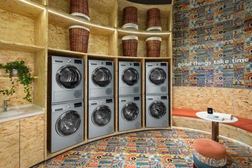 un montón de lavadoras en una habitación en lyf Dayanta Xian en Xi'an