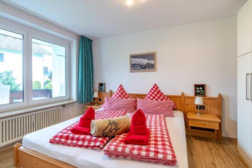 a bedroom with a bed with red and white pillows at Katha in Fischen