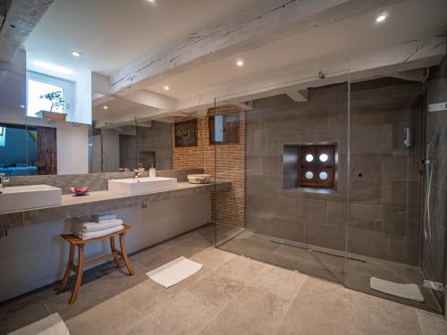 une salle de bain avec deux lavabos et une douche dans l'établissement VILLA MARCAUSI, à Lissac et Mouret