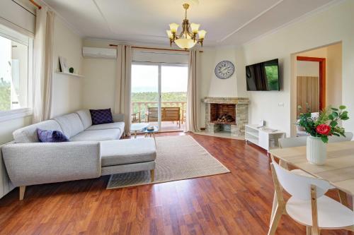 VILLA ROSES with swimming pool & mountain view ONLY FAMILYS