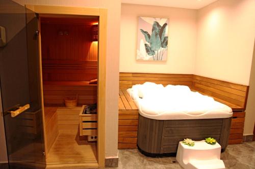 Koupelna v ubytování Ramada by Wyndham Istanbul Alibeykoy