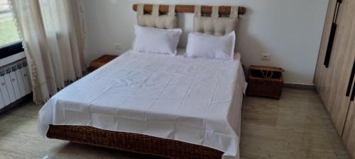 سرير أو أسرّة في غرفة في Hammamet vue mer