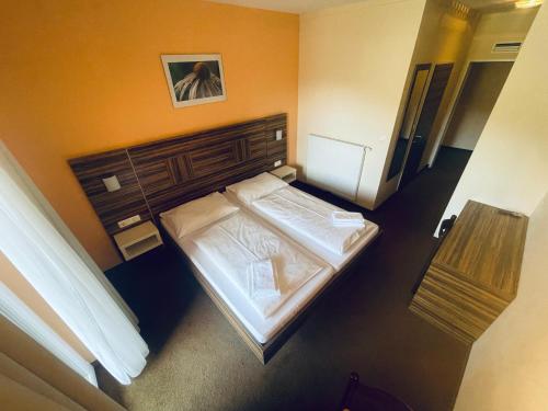Hotel Koralpe في Elsenbrunn: غرفة نوم بسرير كبير في غرفة
