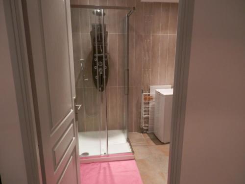 Kúpeľňa v ubytovaní CHALET INDIVIDUEL TRES ENSOLEILLE AU CALME VUE IMPRENABLE