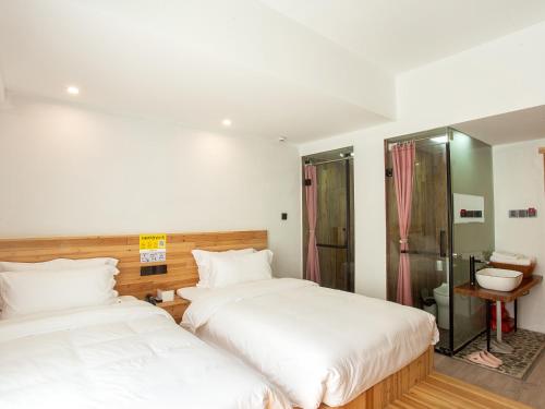 Una cama o camas en una habitación de Cloudy Warm Hotel - Huangshan Scenic Area Transfer Center Branch