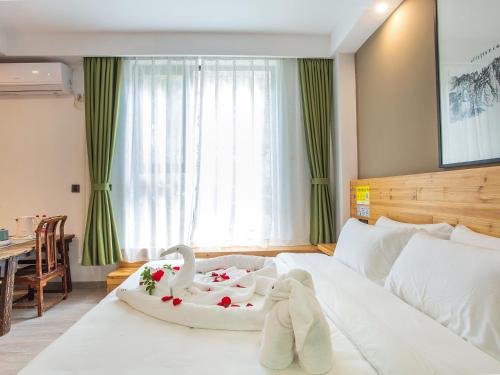 Una cama o camas en una habitación de Cloudy Warm Hotel - Huangshan Scenic Area Transfer Center Branch