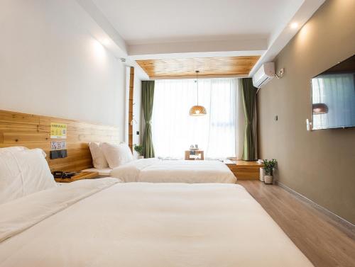 Una cama o camas en una habitación de Cloudy Warm Hotel - Huangshan Scenic Area Transfer Center Branch