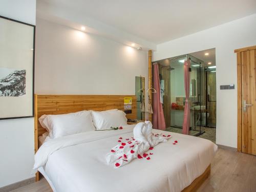 Una cama o camas en una habitación de Cloudy Warm Hotel - Huangshan Scenic Area Transfer Center Branch