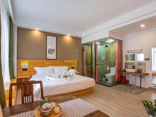 Una cama o camas en una habitación de Cloudy Warm Hotel - Huangshan Scenic Area Transfer Center Branch