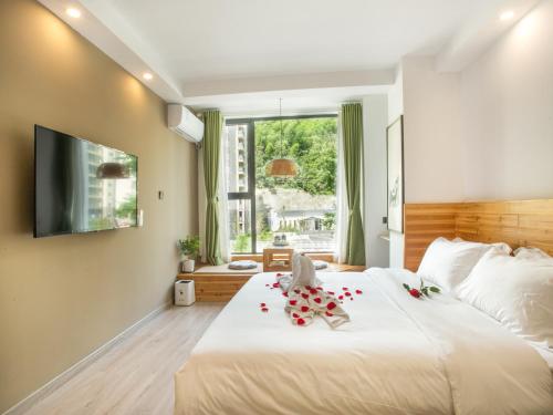 Una cama o camas en una habitación de Cloudy Warm Hotel - Huangshan Scenic Area Transfer Center Branch