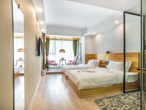 Una cama o camas en una habitación de Cloudy Warm Hotel - Huangshan Scenic Area Transfer Center Branch