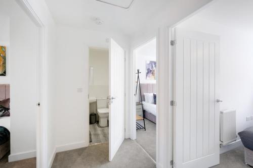 Vonios kambarys apgyvendinimo įstaigoje Modern 5 Bedroom 3 Bathroom Serviced House Aylesbury with parking By 360Stays