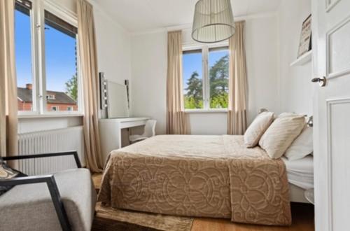 - une chambre avec un lit, un bureau et des fenêtres dans l'établissement Beautiful Home in the Swedish landscape, à Vissefjärda