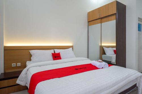 Кровать или кровати в номере RedDoorz near Terminal Tirtonadi 2