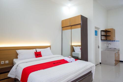 Кровать или кровати в номере RedDoorz near Terminal Tirtonadi 2
