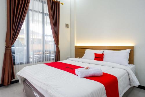 Кровать или кровати в номере RedDoorz near Terminal Tirtonadi 2