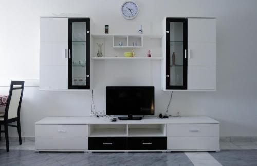 Televízia a/alebo spoločenská miestnosť v ubytovaní Klara's apartments