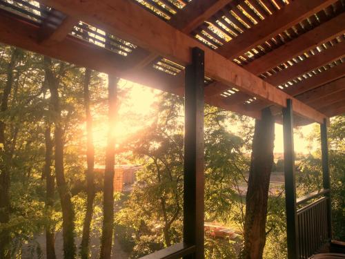 シャトーヌフ・シュル・イゼールにあるDES BRANCHES & VOUSの木々に照らされた日差しの家の玄関からの眺め