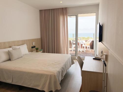 Posteľ alebo postele v izbe v ubytovaní RVHotels Ametlla Mar
