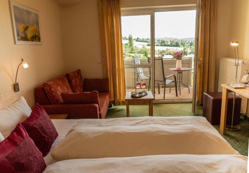 黑斯珀克的住宿－高思特奧夫谷內鮑姆藍德酒店，酒店客房设有床和客厅。