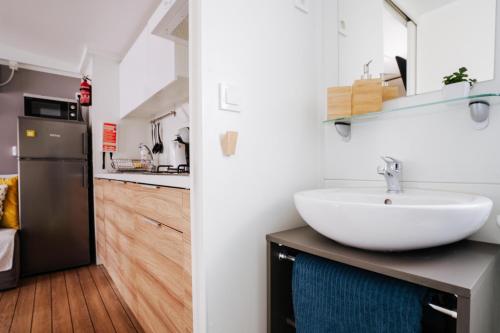 una cucina con lavandino e bancone con frigorifero di Mobile home RENE a Biograd na Moru