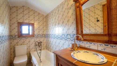 uma casa de banho com um lavatório, uma banheira e um WC. em Villa Fuente Luz Frigiliana by Ruralidays em Frigiliana