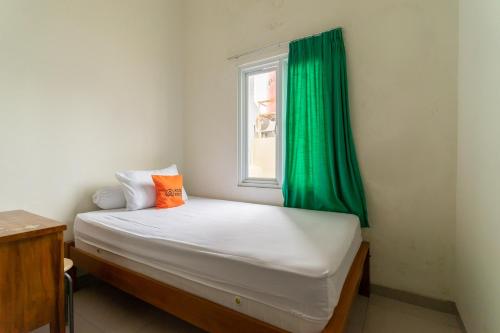 Tempat tidur dalam kamar di KoolKost Syariah near LRT Boulevard Selatan Station - Minimum Stay 6 Nights