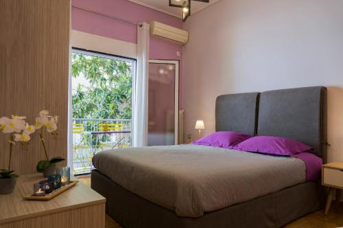 A bed or beds in a room at Stylish Modern Studio in the Heart of Athens
