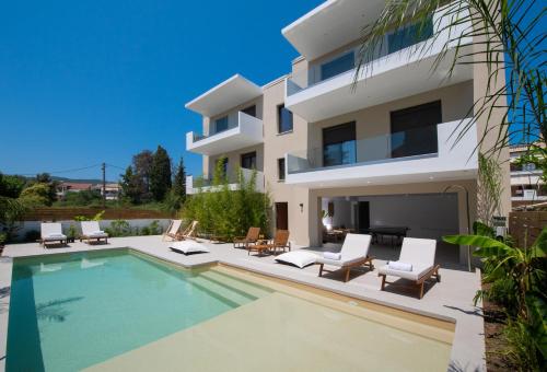 eine Villa mit einem Pool vor einem Gebäude in der Unterkunft Pnoe - Feel at Home in Lefkada Town
