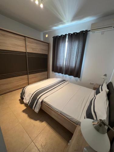 St Julians Smart 2 Bedroom Apartment tesisinde bir odada yatak veya yataklar
