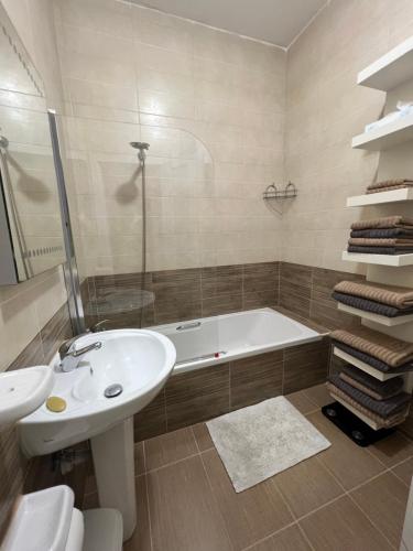 St Julians Smart 2 Bedroom Apartment tesisinde bir banyo