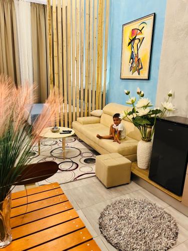 sala de estar con sofá y TV en Colombia Apartments&Rooms en Durrës