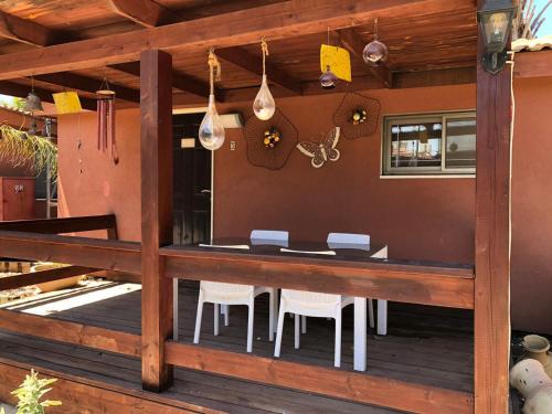 a bar on the deck of a house at שירת דבורה - אירוח משפחתי כפרי in H̱ever