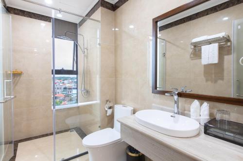 a bathroom with a sink and a toilet and a shower at SALA HOTEL MÓNG CÁI in Móng Cái