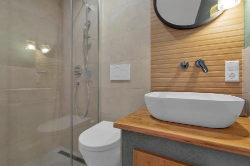 y baño con aseo, lavabo y ducha. en Romantic stone house/City center/Beach!, en Makarska